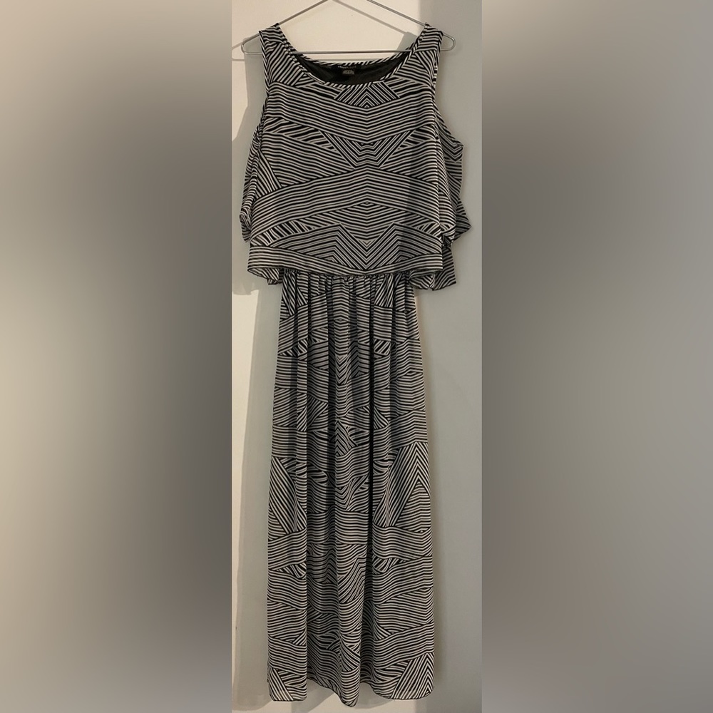EUC black and white striped cold shoulder Robert Louis maxi dress. Women’s large